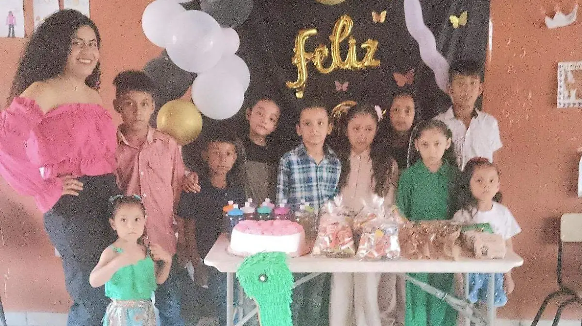 Maestra María Fernanda Rodríguez con sus alumnos