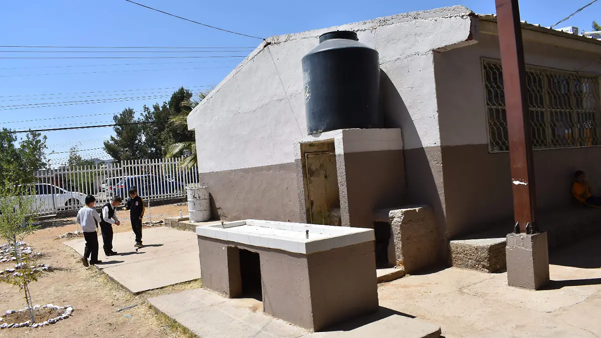 escuela 6 continua la escaces de agua en la escuela primaria amado nervo en la colonia tierra y libertad.
