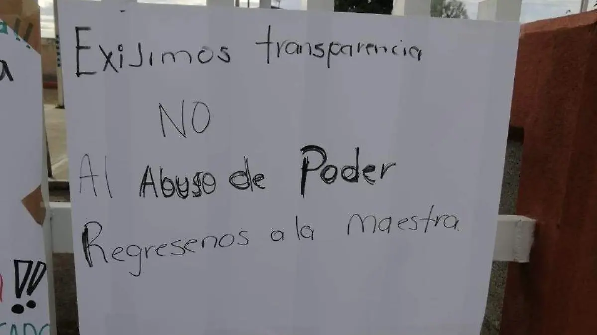 Pancartas colocadas en la escuela de el Tule