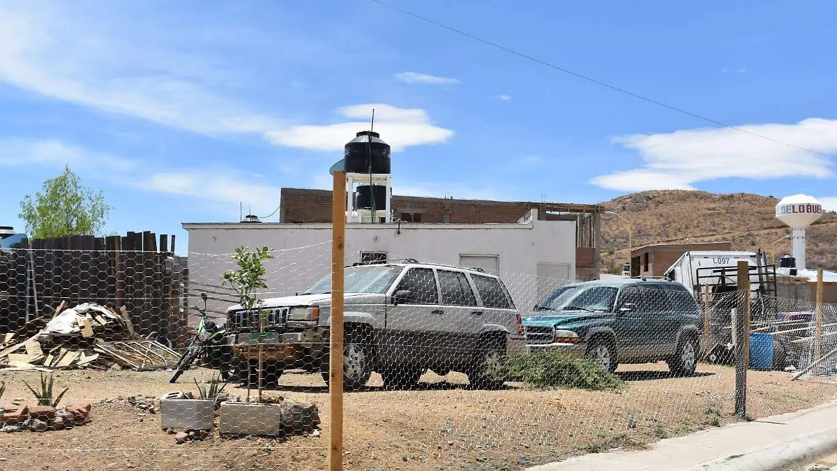 Terreno invadido y qie es tomado como cochera o patio de una casa en la Fortuna 