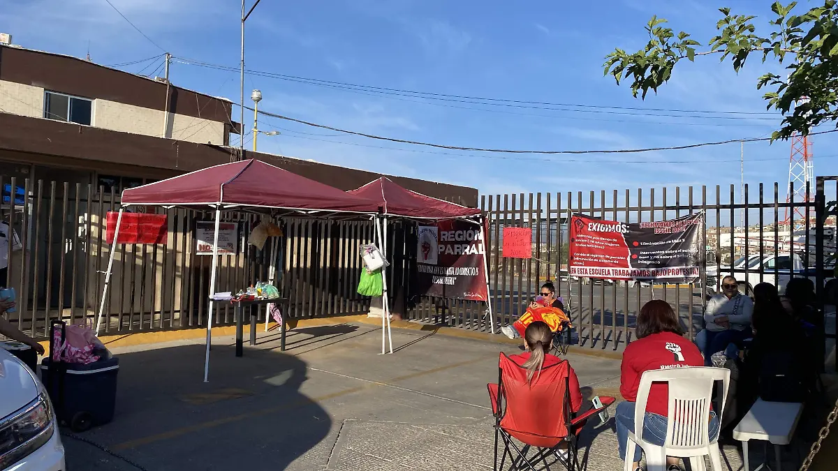 Entrada a las oficinas administrativas de la CFE bloqueadas por segundo día
