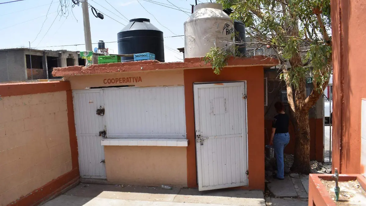 Tinacos en escuela de Parral