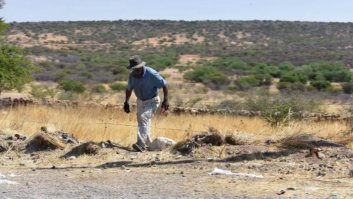 Personas que recolectan materiales reciclarles entre la basura acuden a la carretera a Matamoros