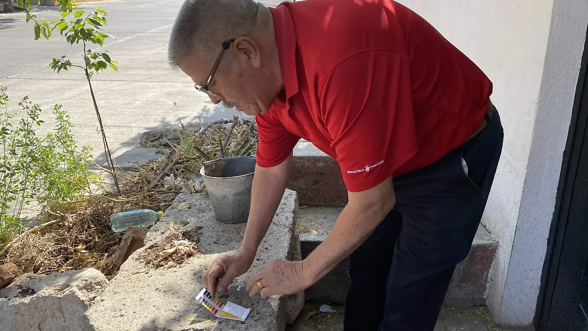 Vecino Gonzalo Lugo realizando prueba de ph en el agua 