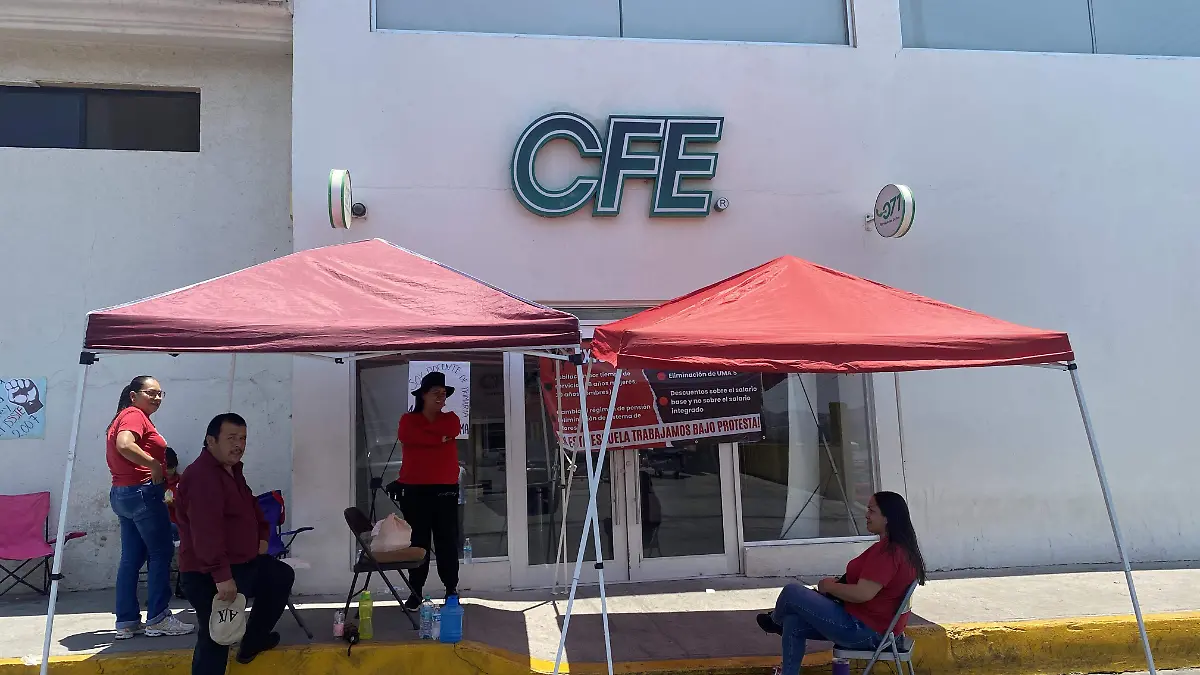 Maestros en bloqueo de cajeros de la CFE