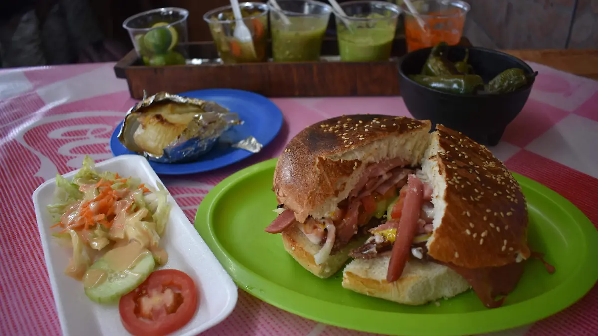 hamburguesas 1 Mario Gutiérrez pionero en la venta de hamburguesas en Parral, el cual puso un puesto de este alimento en 1977.
