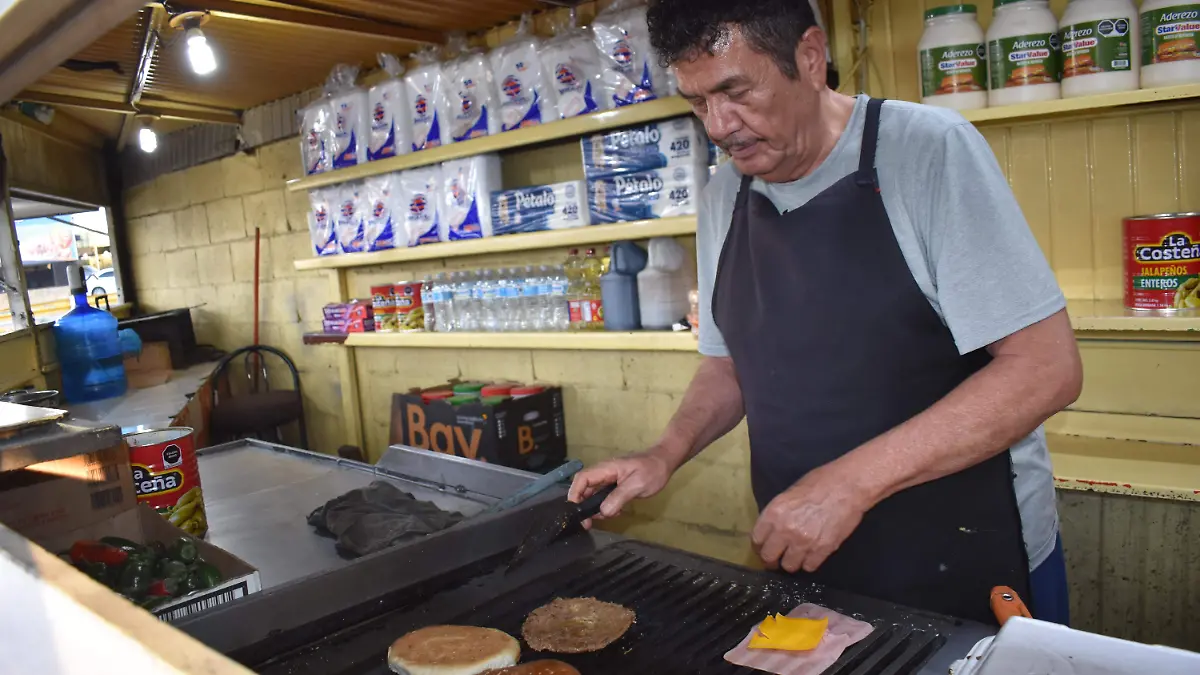 hamburguesas 2 Mario Gutiérrez pionero en la venta de hamburguesas en Parral, el cual puso un puesto de este alimento en 1977.
