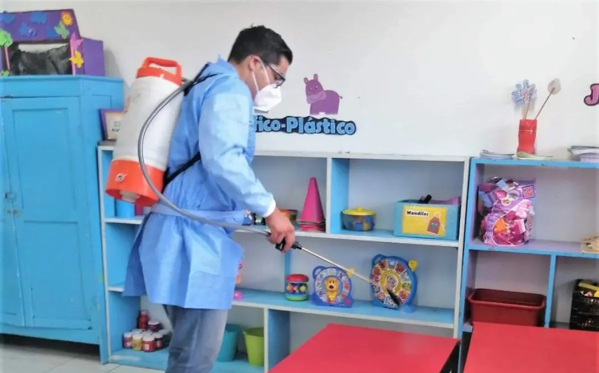 sanitizan escuelas