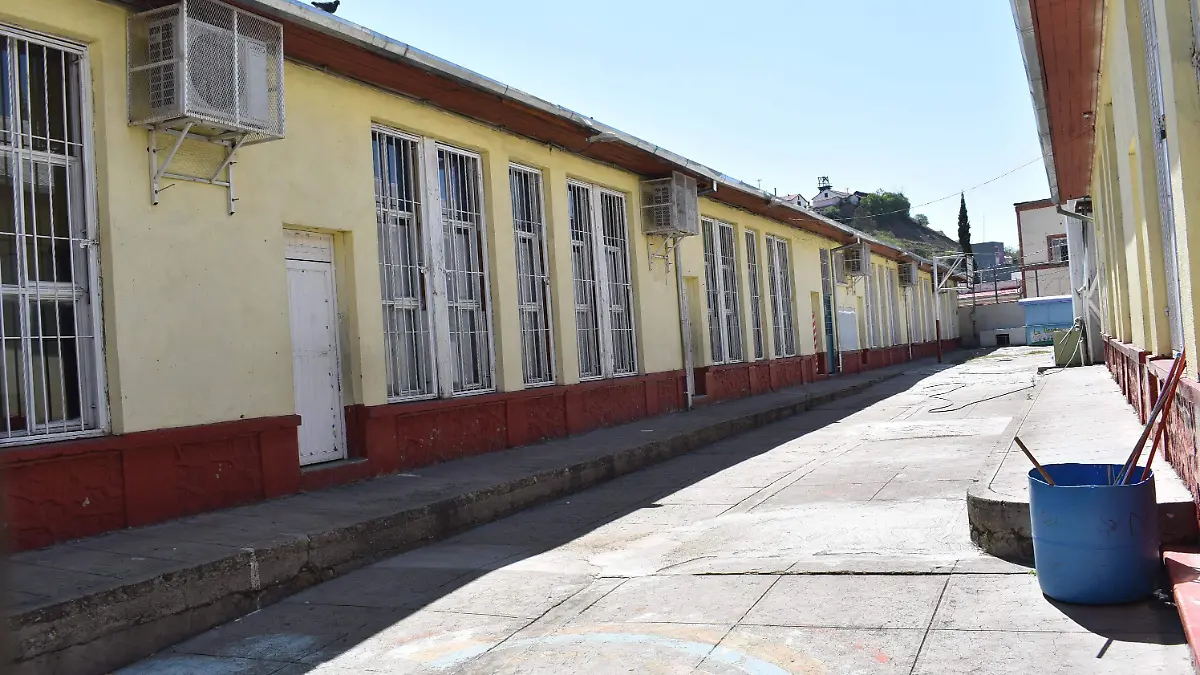 aulas 2 nota y foto de javier