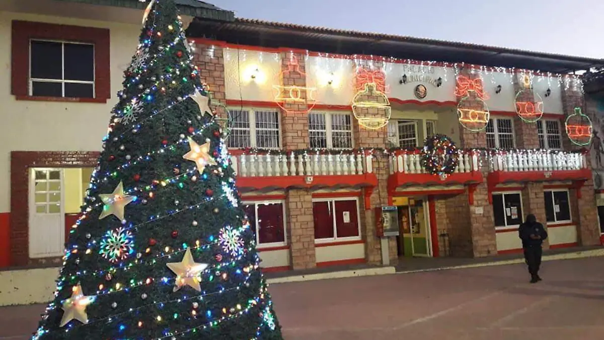 Adornos navideños Guadalupe y Calvo