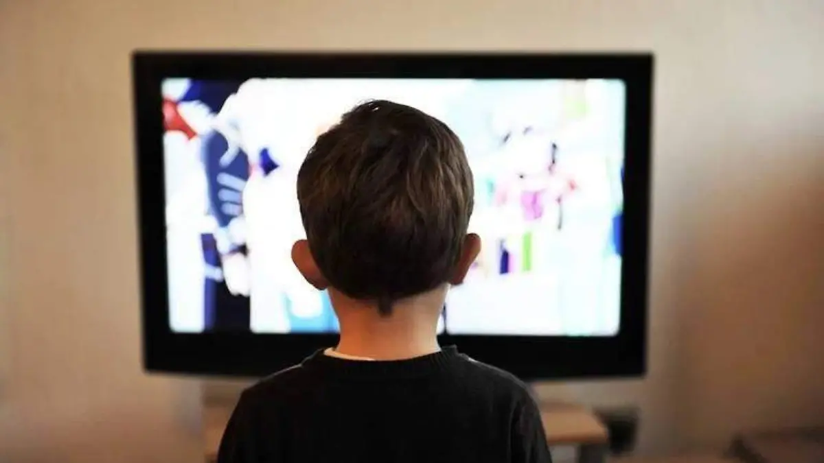 niño viendo la tele televisión televisor