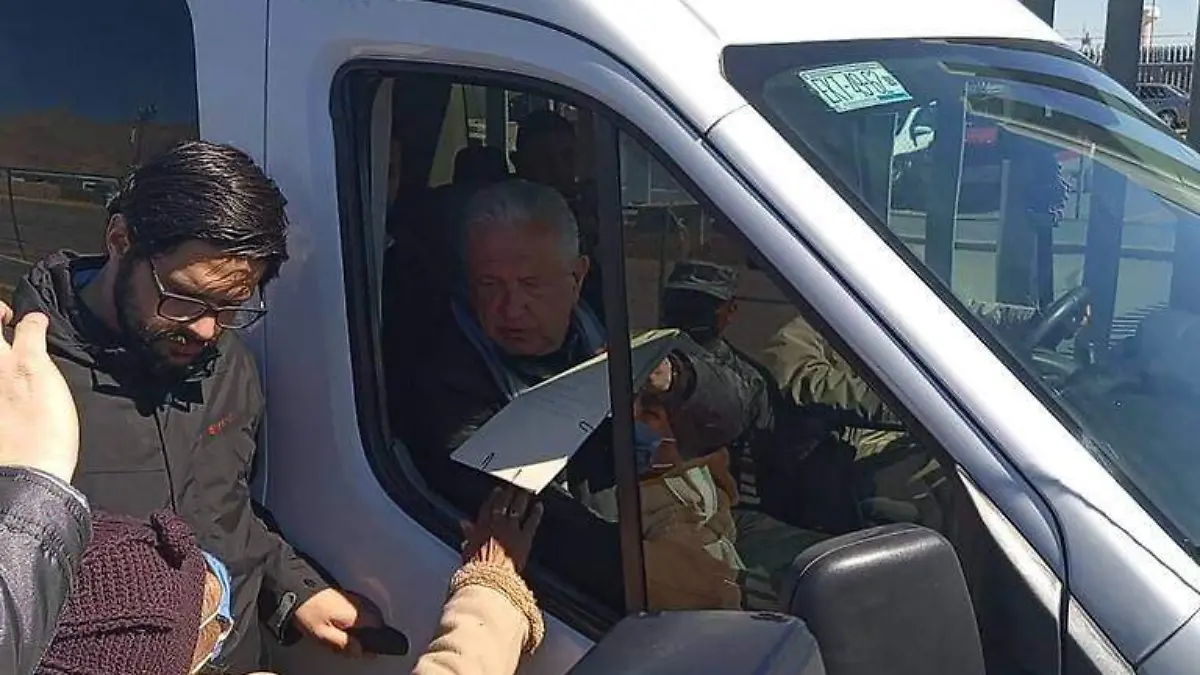amlo saliendo de la aduana 2