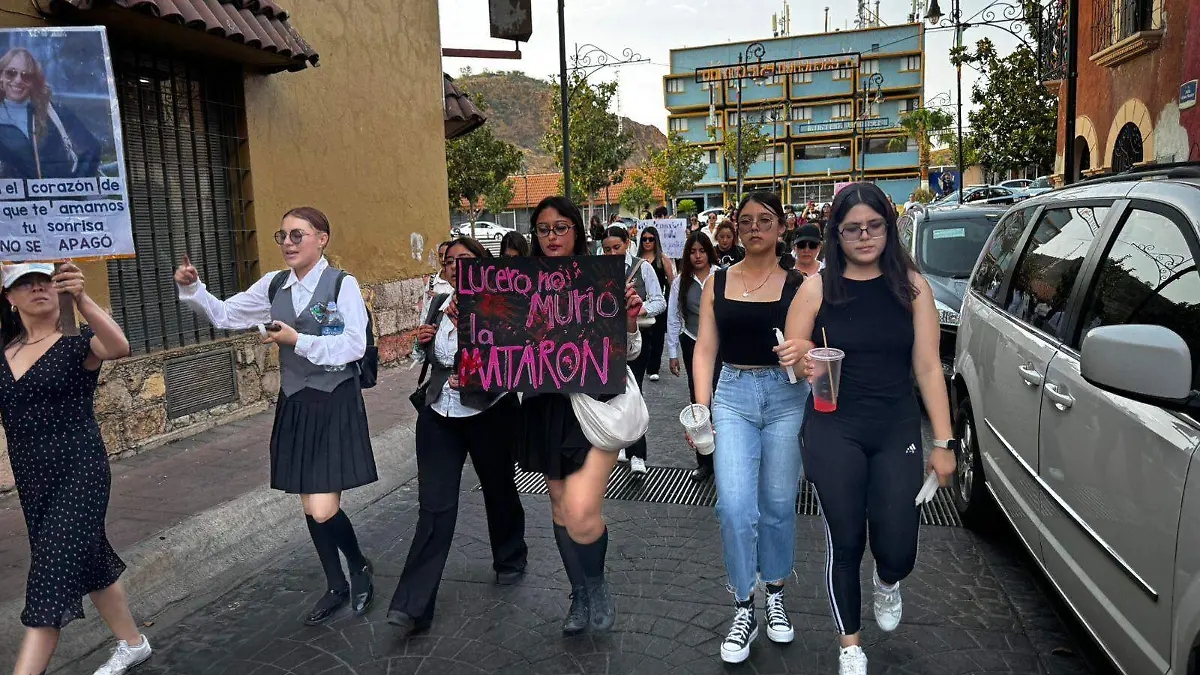 Marcha por el feminidio de la maestra Lucero Zapién
