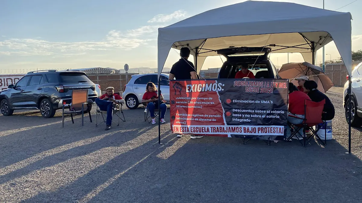 Maestros bloquean Pemex 2