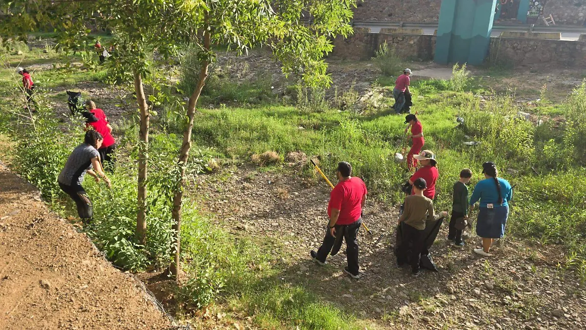 Maestro limpiando tramo del Río 2