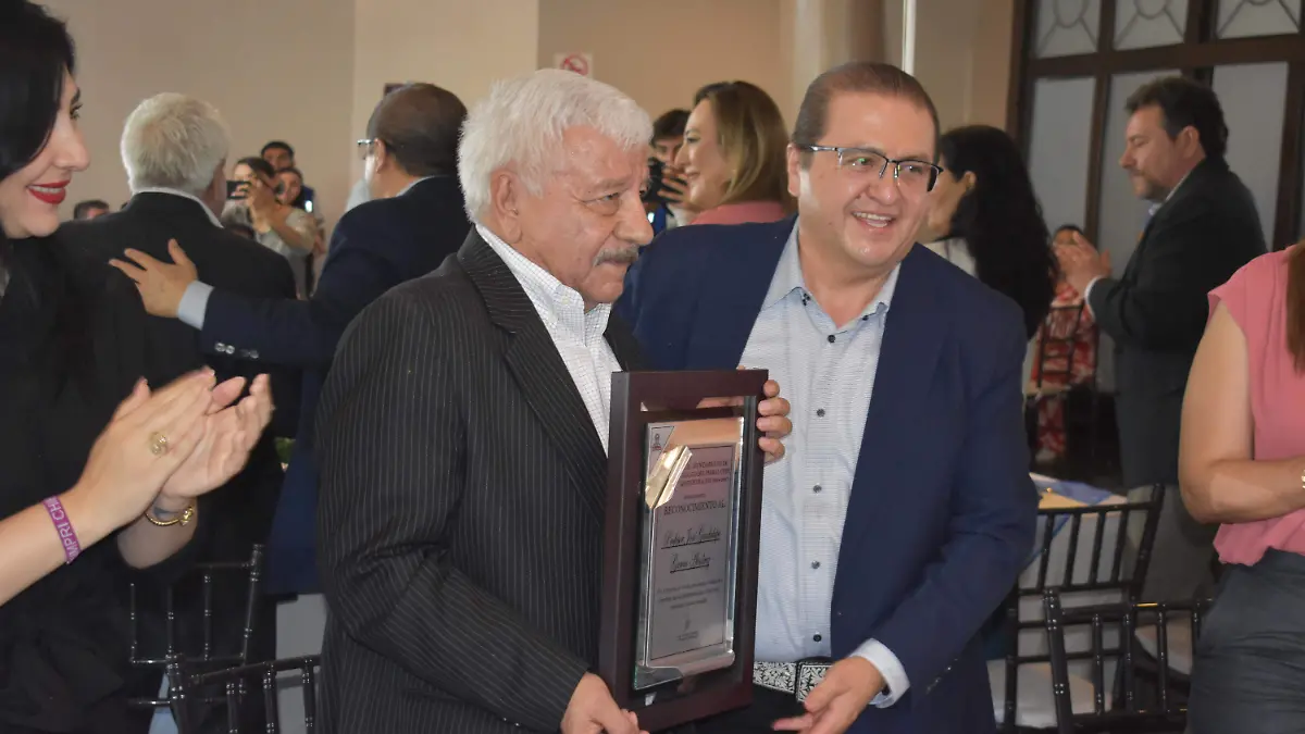 profesor 5 Homenaje al profesor Guadalupe García Alvídrez por su trayectoria en la educación y en los medios de comunicación.