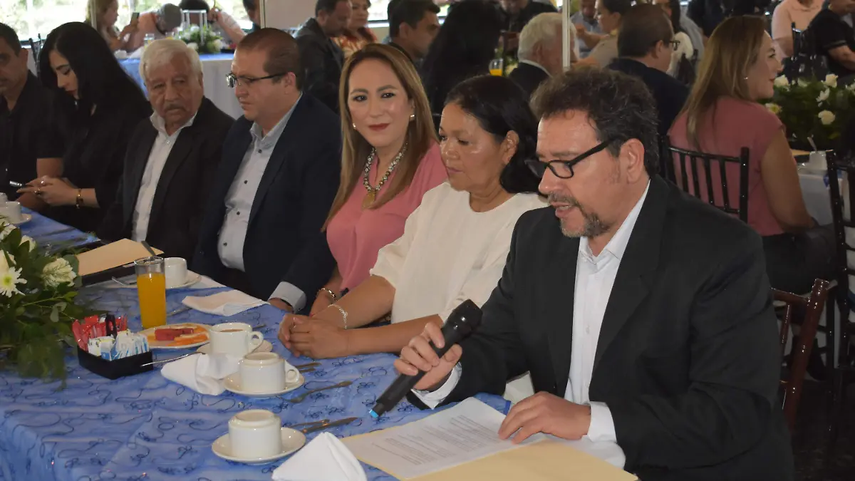 profesor 6 Homenaje al profesor Guadalupe García Alvídrez por su trayectoria en la educación y en los medios de comunicación.