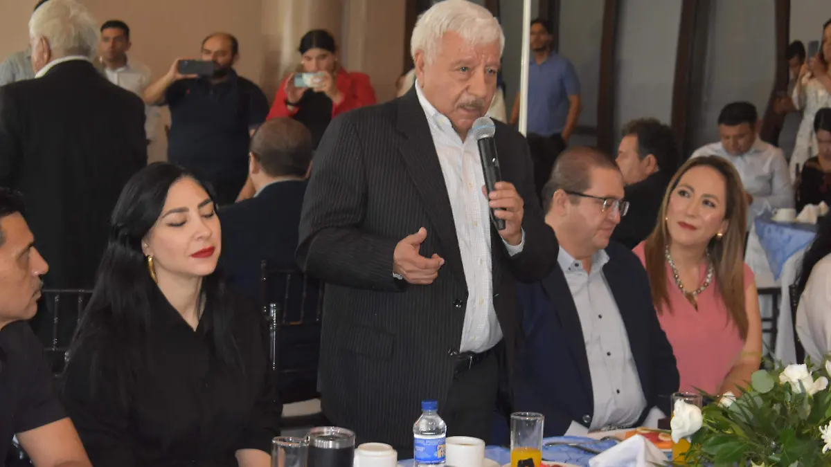 profesor 7 Homenaje al profesor Guadalupe García Alvídrez por su trayectoria en la educación y en los medios de comunicación.