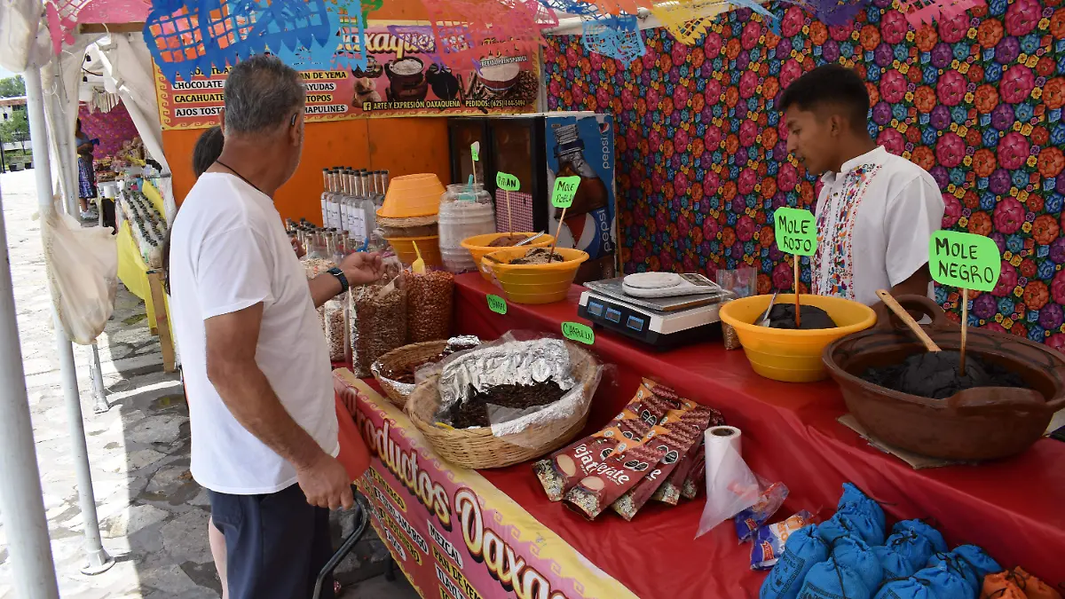 oaxaca 8. Productos del estado de Oaxaca se están ofreciendo en el pabellón revolucionario ahora con las jornadas villistas.