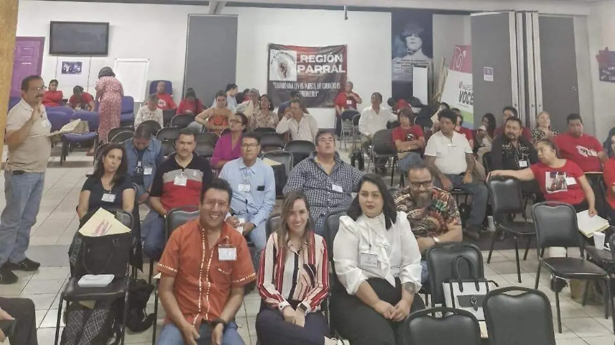 Maestros de la Red de Defensa Magisterial de Parral en encuentro de CNTE
