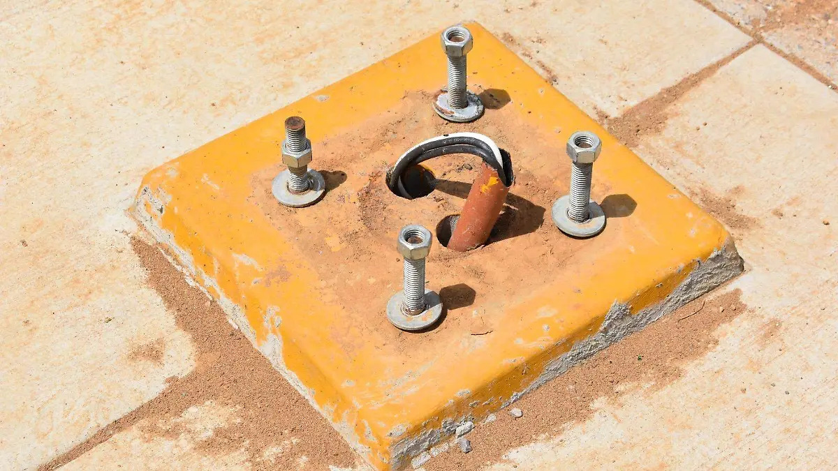 Arbotante sin la lámpara en puerta del Tiempo