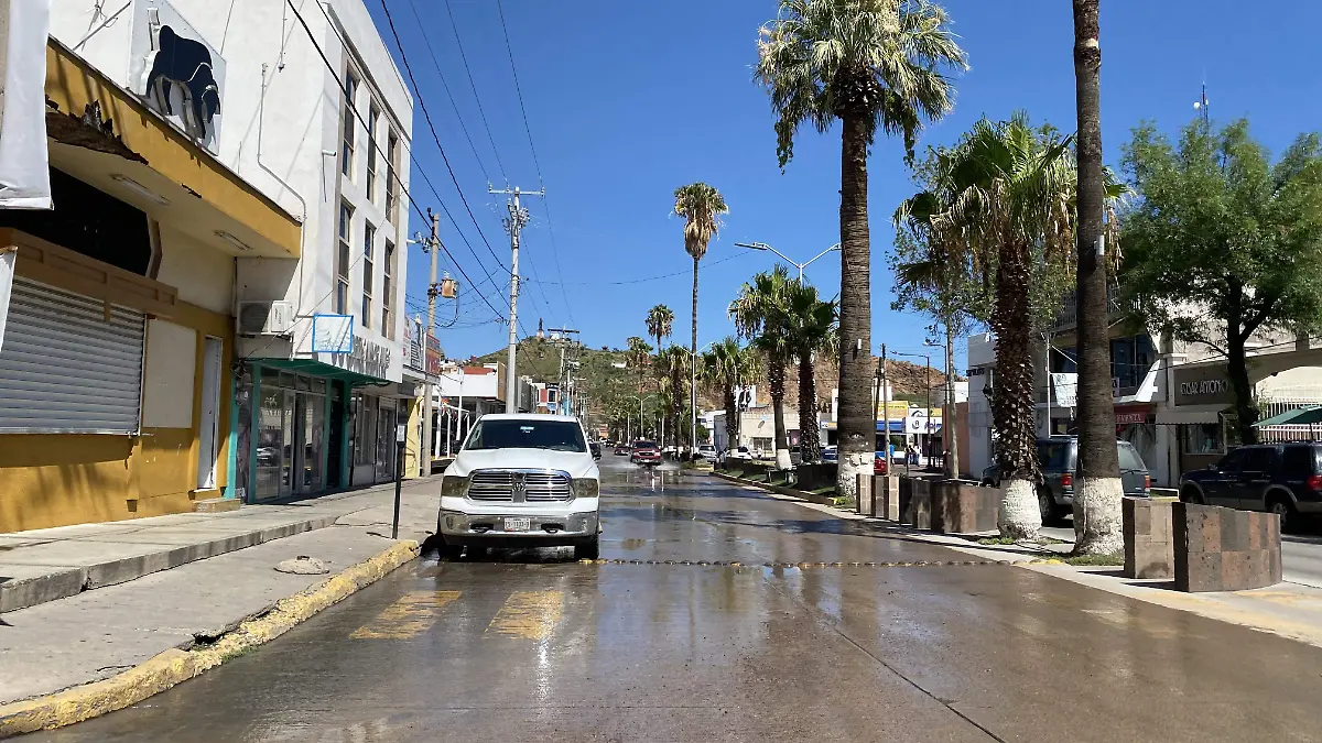 Agua que brota de la calle Ojito va a dar hasta la avenida Independencia 
