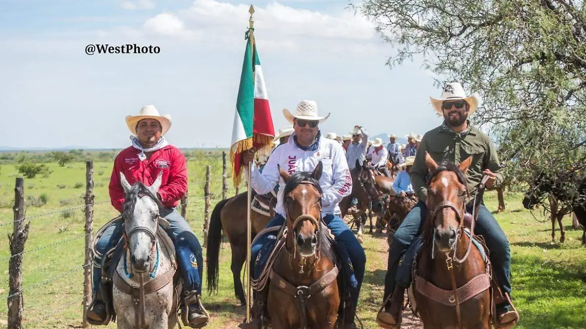 Cabalgantes llegando a Valle de Zaragoza 4