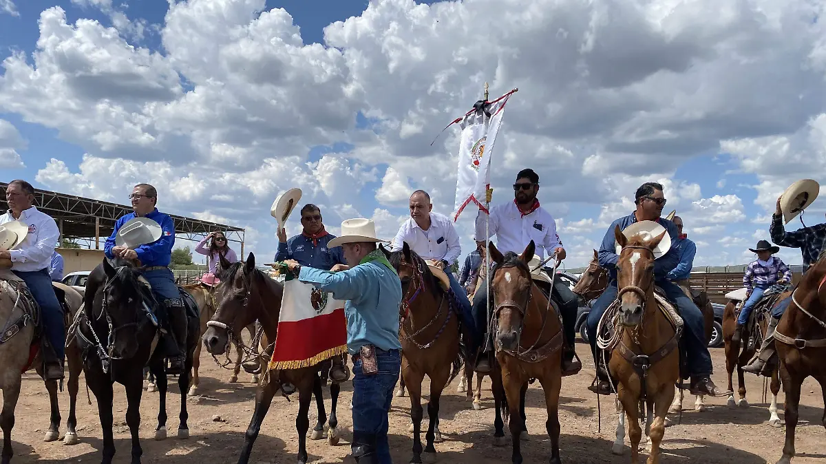 Cabalgata villista en lienzo charro