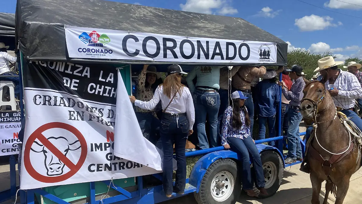 Contingente con pancarta de protesta de criadores de ganado durante la Cabalgata Villista 2