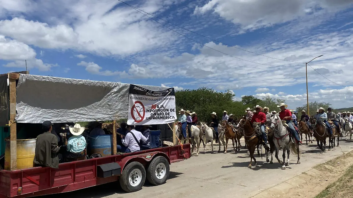 Contingente con pancarta de protesta