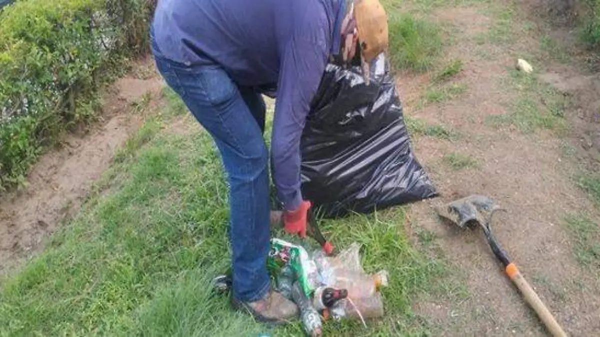 personal recogiendo basura servicios publicos municipales