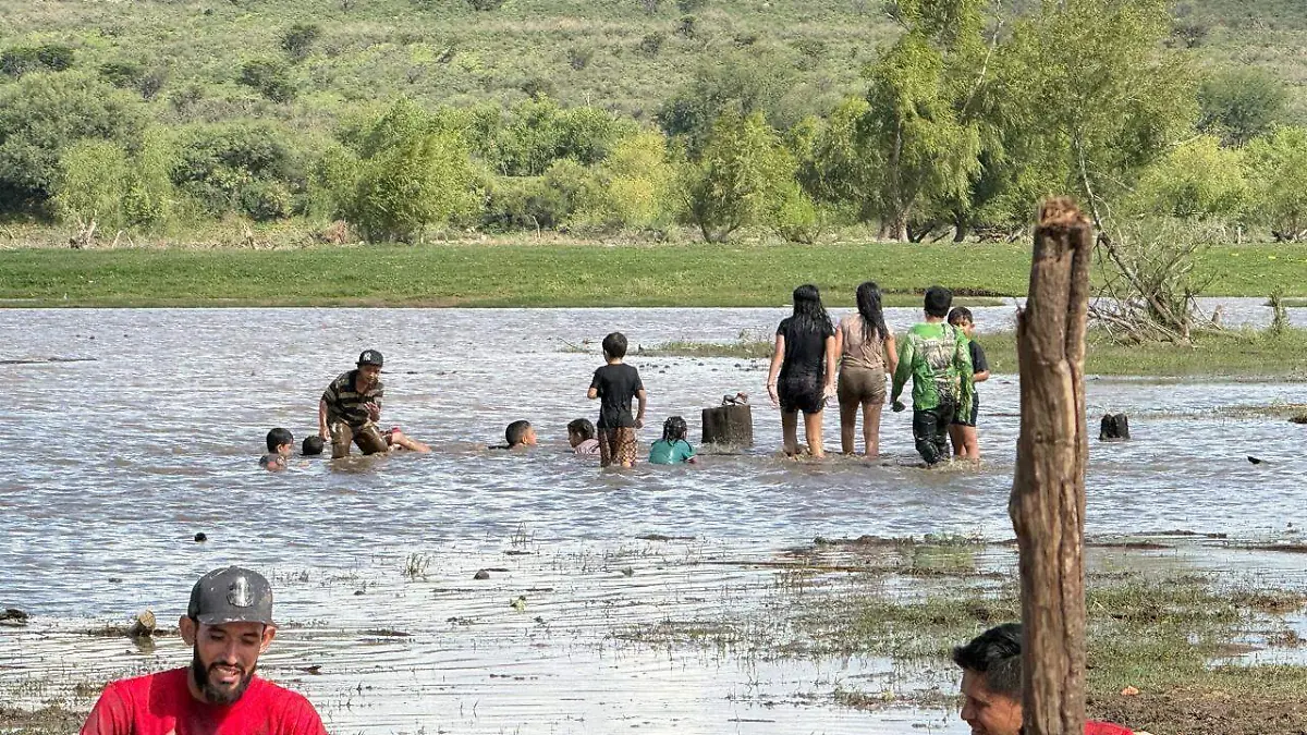 en la orilla de la presa