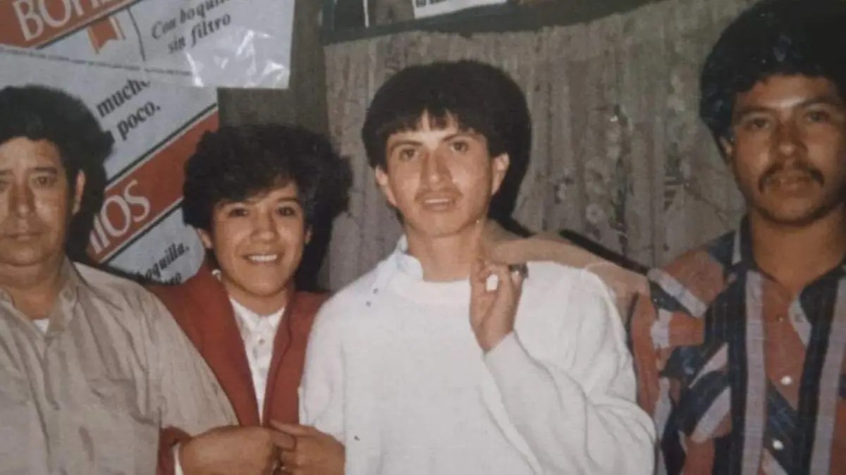 Laura Solís con bomberos 