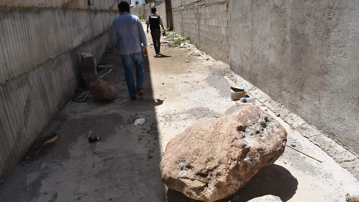 alamillo 37. Personal de Conagua inspecciona el canal del Alamillo que ya fue invadido en con bardas de propiedades.