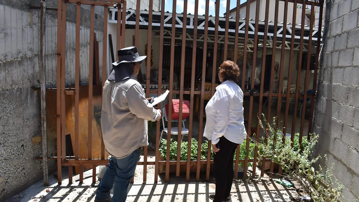 alamillo 40. Personal de Conagua inspecciona el canal del Alamillo que ya fue invadido en con bardas de propiedades.