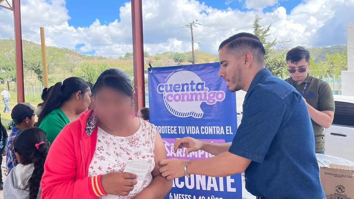 Entrega de apoyos a familias de Balleza