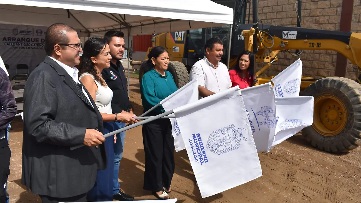arranque 2. El presidente municipal encabeza el arranque de la pavimentación de la calle antiguo camino a villa matamoros.
