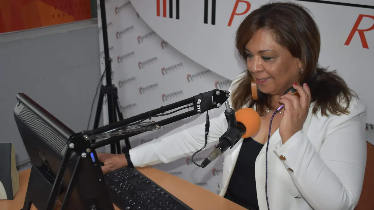 locutora 3. Hoy 14 de septiembre es día del locutor en México una fecha destinada a reconocer a quienes, con su voz, informan, entretienen y acompañan a millones de personas a través de la radio, María de los Ángeles Terrazas García es la primera locutora en Parral en llevar 35 años consecutivos en el mundo de la radio.