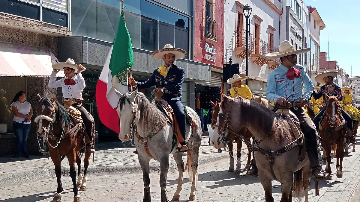 Charros en el desfile Civico-Militar