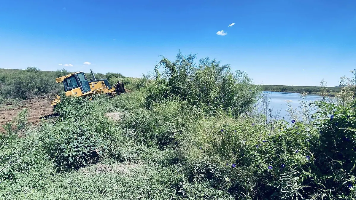 Maquinaria pesada trabajando para reparar Preson en Coronado
