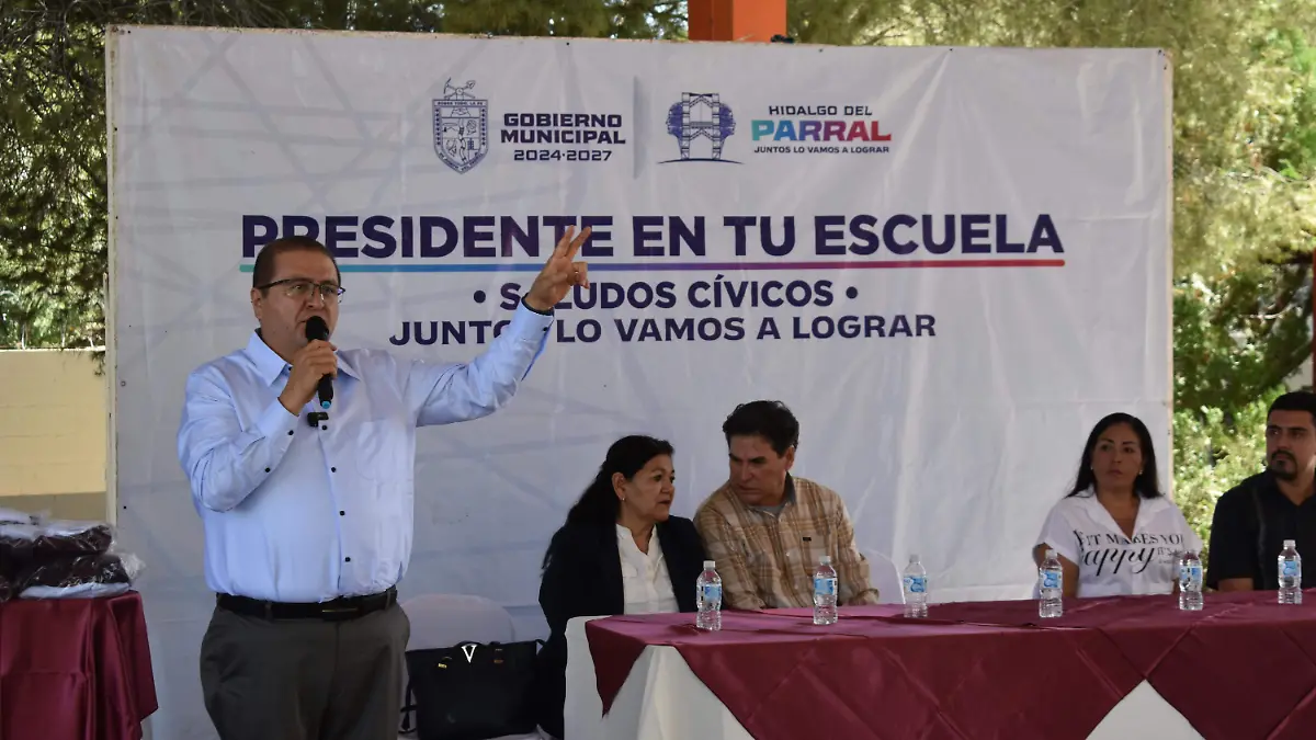 uniformes 5. El presidente municipal Salvador Calderón entrego uniformes a los alumnos de la primaria Solidaridad. 