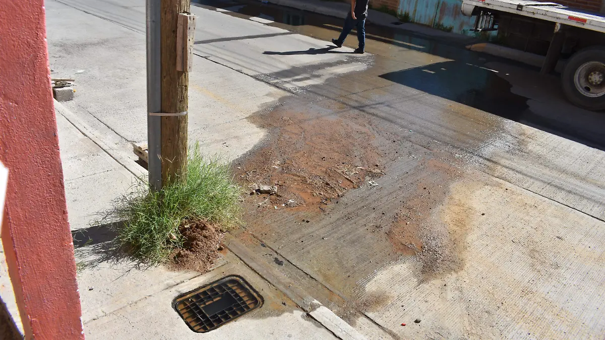 Fuga de agua en la Gómez Morin 