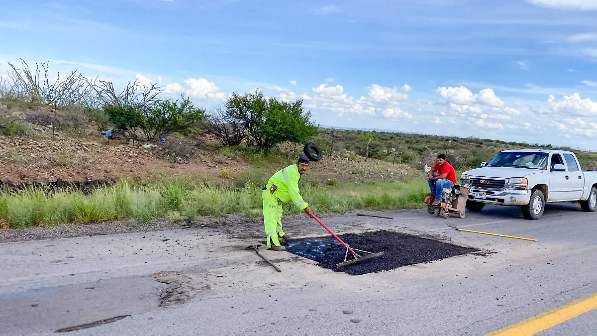 Cuadrillas realizando labores de Bacheo en Vía Corta a Chihuahua