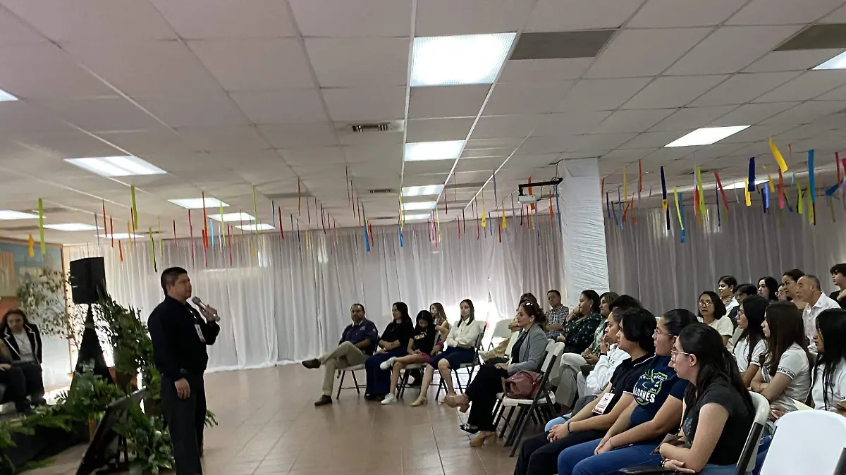 Francisco Rueda compartiendo su historia que es parte del libro Hombres Perfectamente Imperfectos