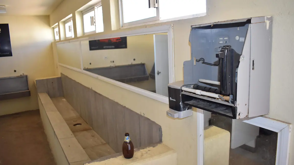 estadio 14. El estadio de beisbol fue robado y dañado en sus instalaciones, así lo informó del patronato de beisbol. 