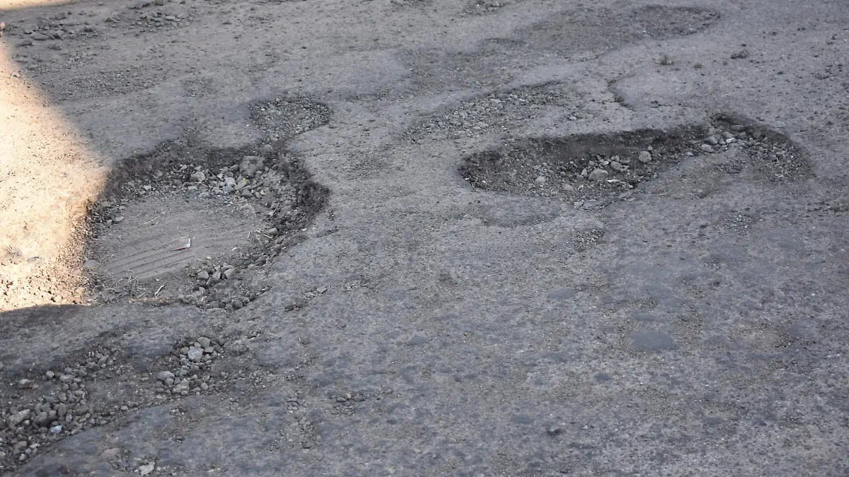baches 1. Baches de la calle Naranjas en la colonia las Huertas cada vez son mas y mas grandes, estos hoyos ya son la molestia de conductores que pasan por esta calle.