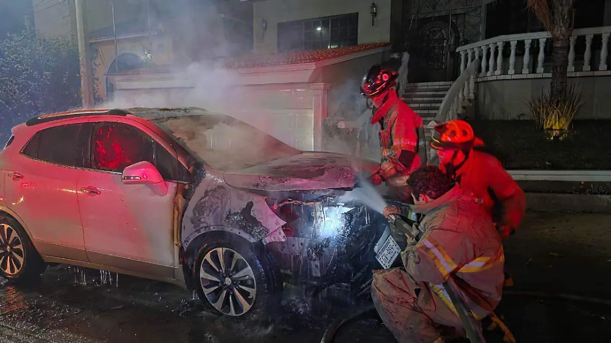 Vehículo incendiado HD