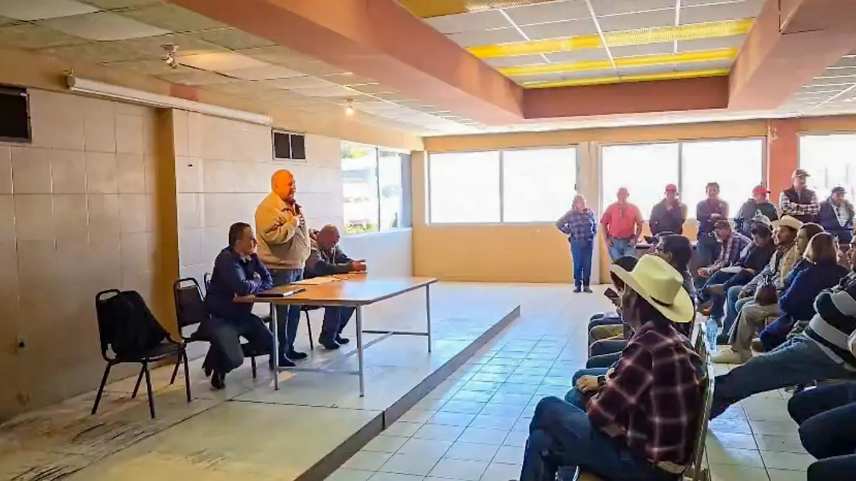 Reunión de productores agrícolas en Jiménez 
