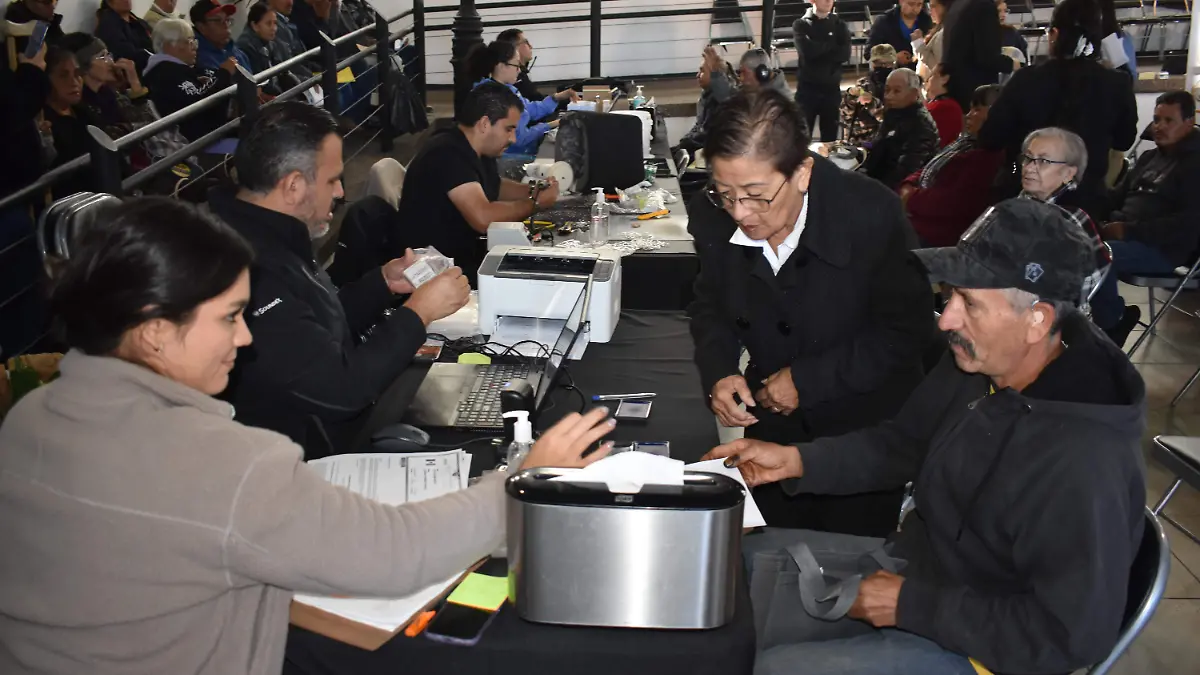 Aparatos 3 DIF estatal y municipal ponen aparatos auditivos y entregan sillas a discapacitados.