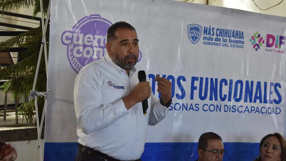 Aparatos 5 DIF estatal y municipal ponen aparatos auditivos y entregan sillas a discapacitados.